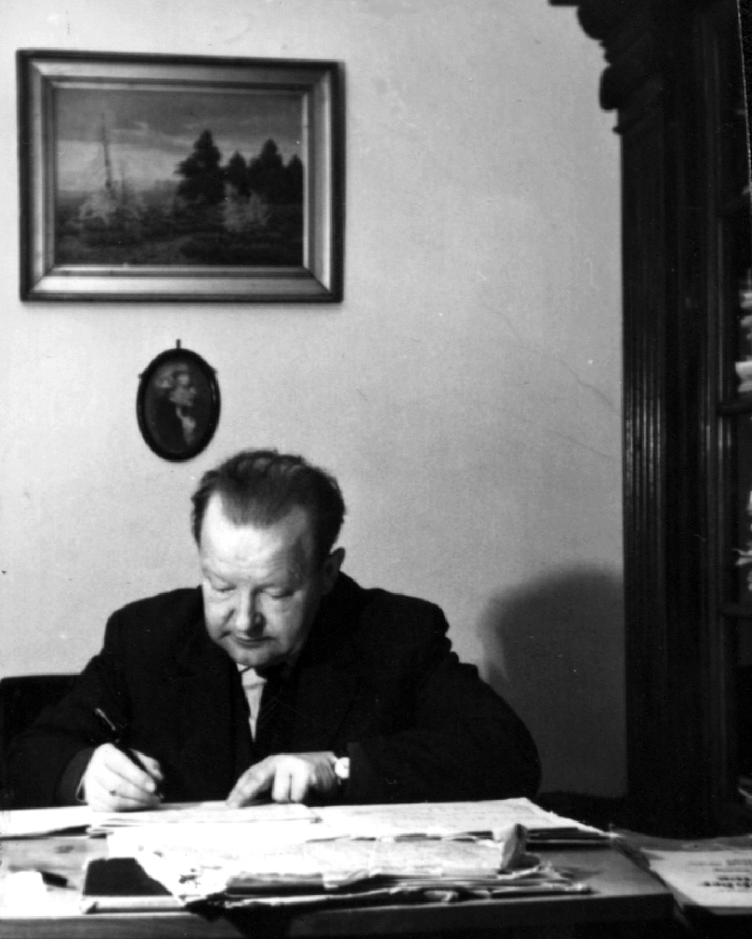 Tadeusz Paciorkiewicz przepisuje nuty